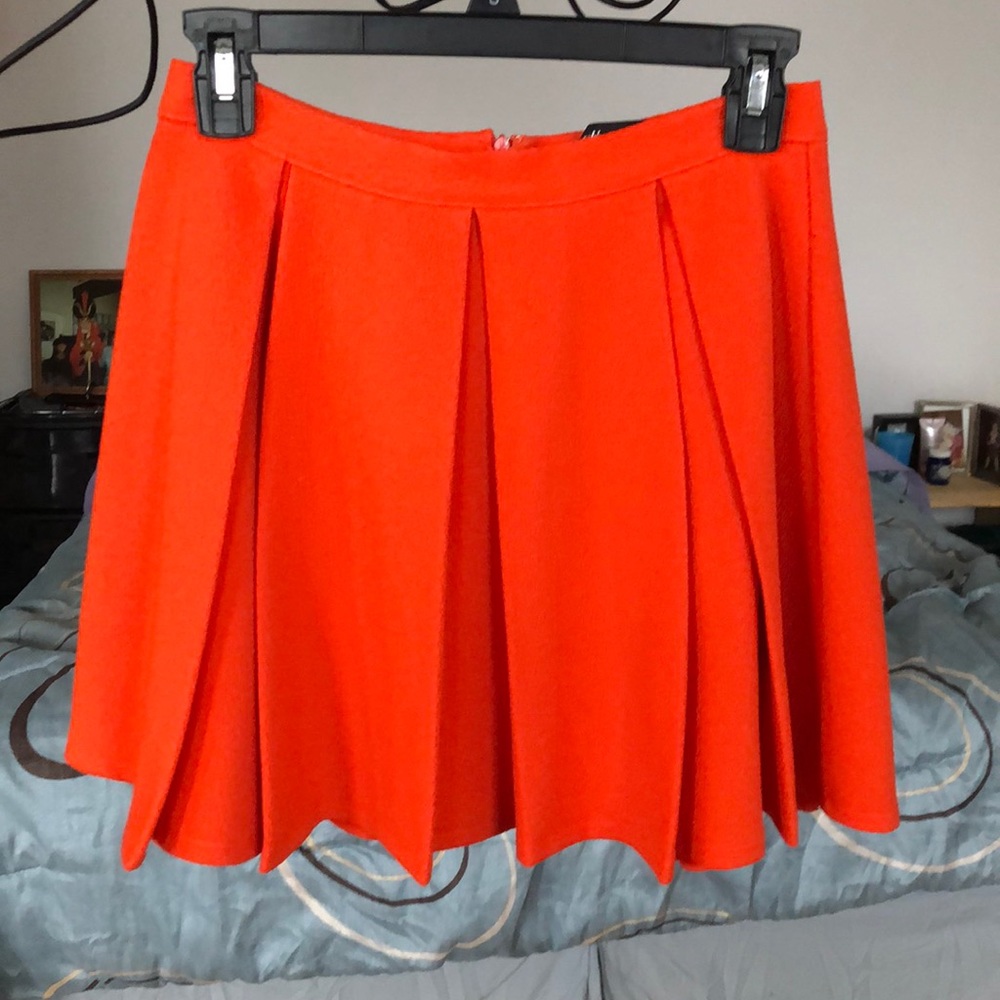 Pleaded orange short skirt